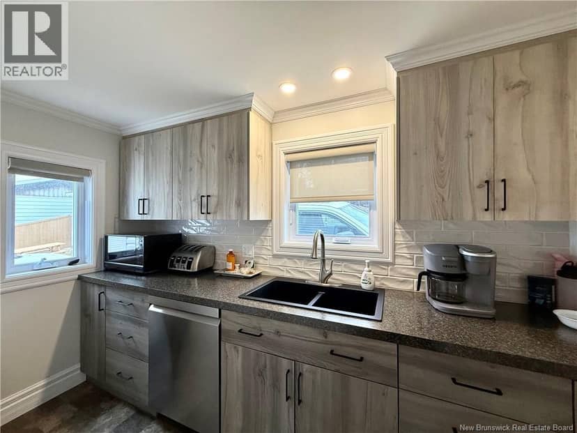 90 35e Avenue — photo 8 of 20
