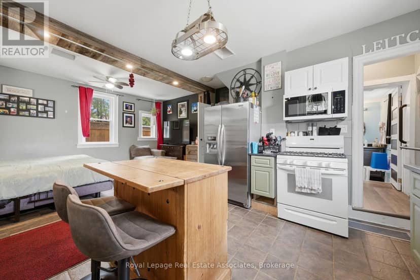 557 Main Street E — photo 10 of 40