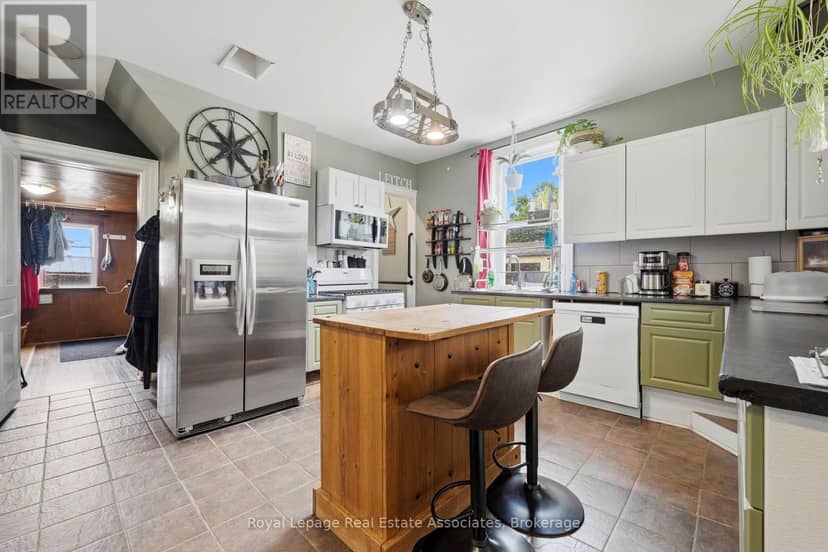 557 Main Street E — photo 7 of 40