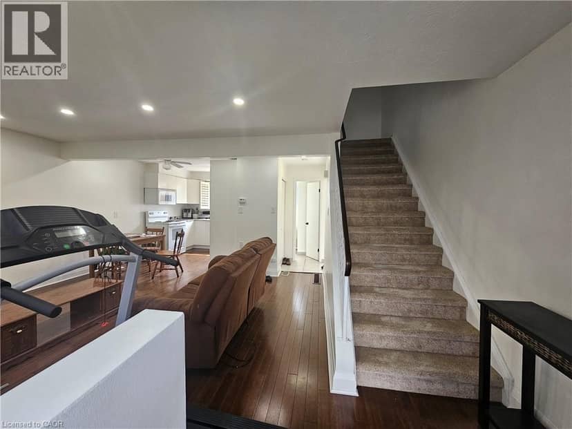 161 BERKINDALE Drive Unit# 6 — photo 9 of 24