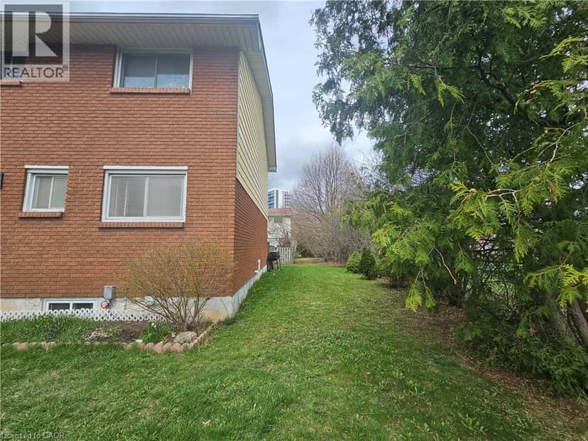161 BERKINDALE Drive Unit# 6 — photo 4 of 24