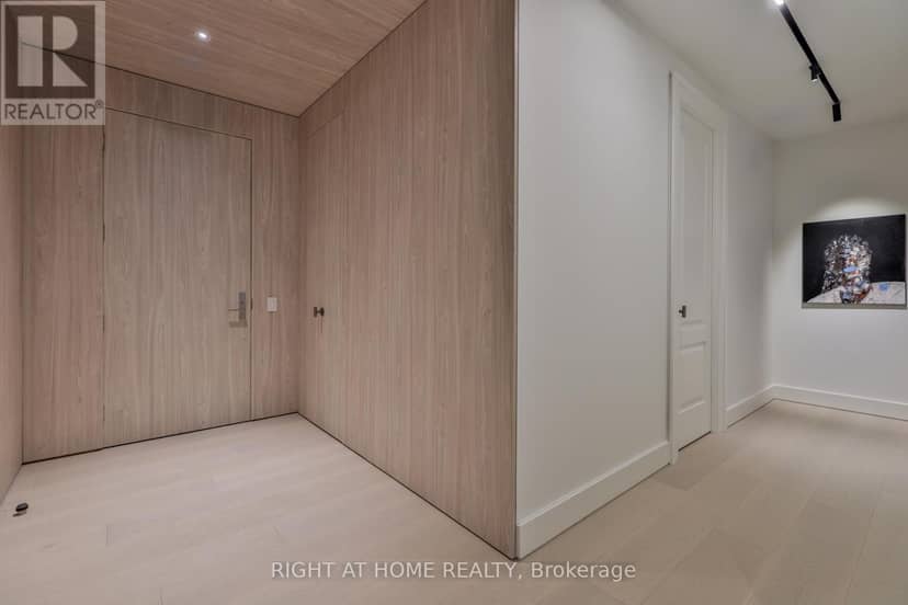 403 - 1 Roxborough Street W — photo 14 of 28