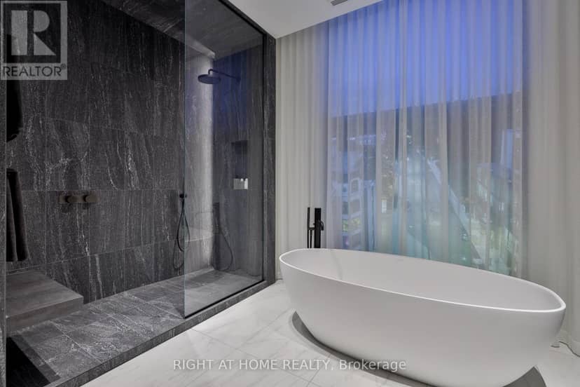 403 - 1 Roxborough Street W — photo 17 of 28