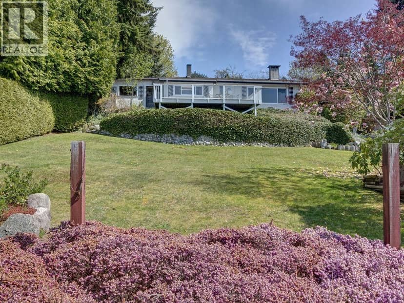 1708 OCEAN BEACH ESPLANADE, Gibsons, photo 3