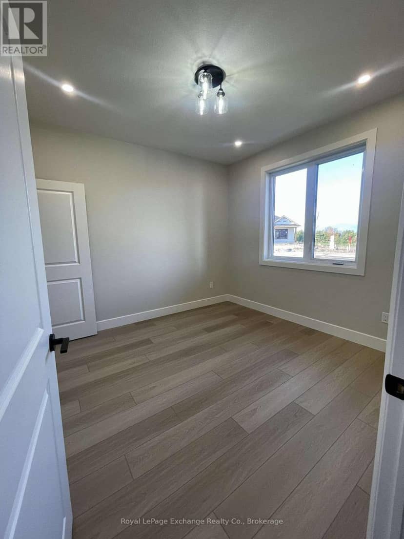 8 Mercedes Crescent N — photo 16 of 16