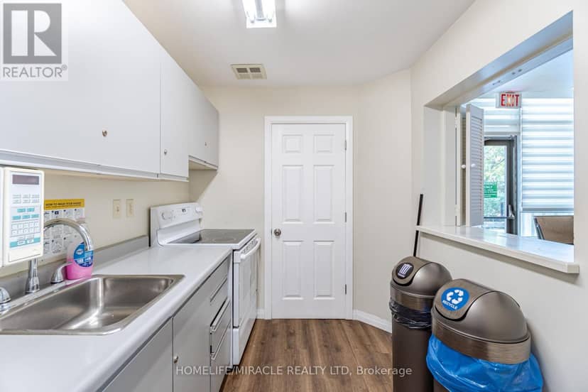 401 - 26 Hanover Road — photo 36 of 40