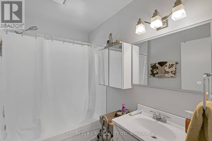 184 Borland Street E — photo 16 of 40