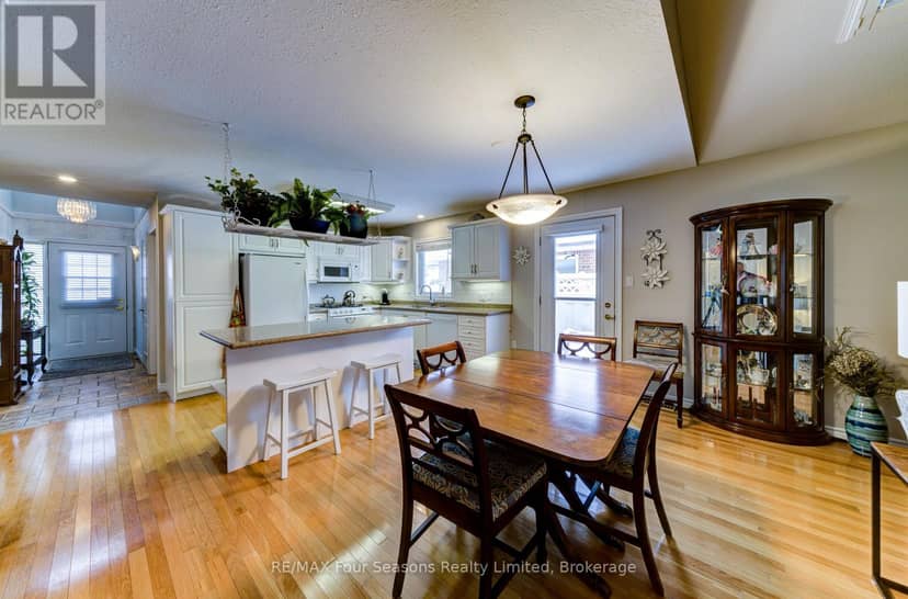 8 - 275 Huron Street — photo 10 of 40