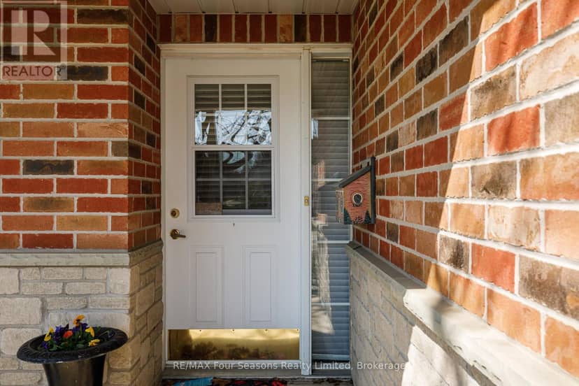 8 - 275 Huron Street — photo 5 of 40