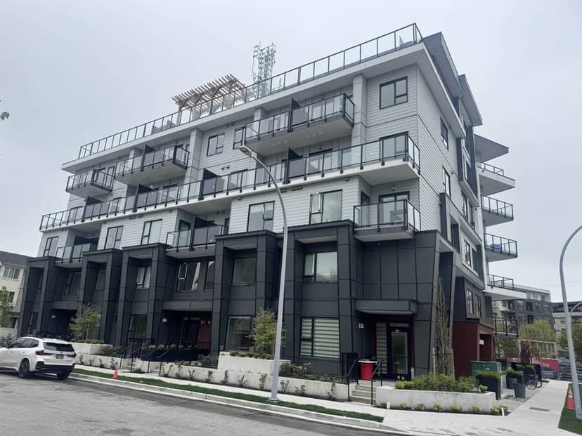 303 15739 FRASER HIGHWAY, Surrey