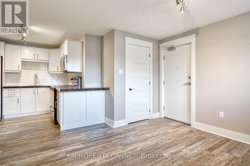 226 Clarke Street N — photo 21 of 25