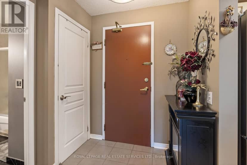101 - 9 Northern Heights Drive — photo 4 of 29