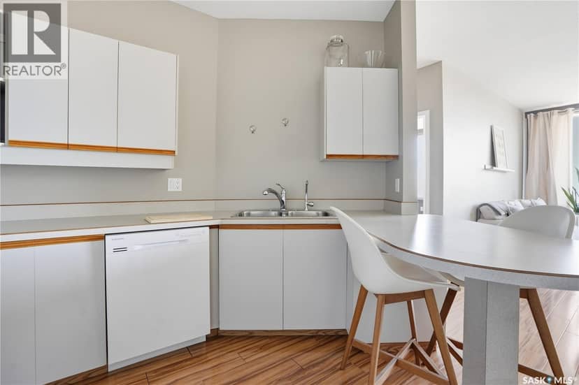 1108 1867 Hamilton STREET — photo 10 of 34