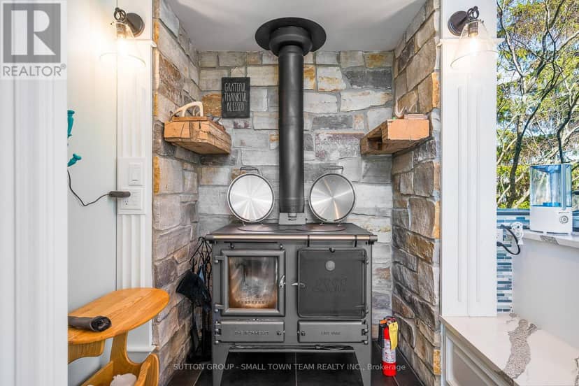 114 Lakeshore Road W — photo 9 of 40