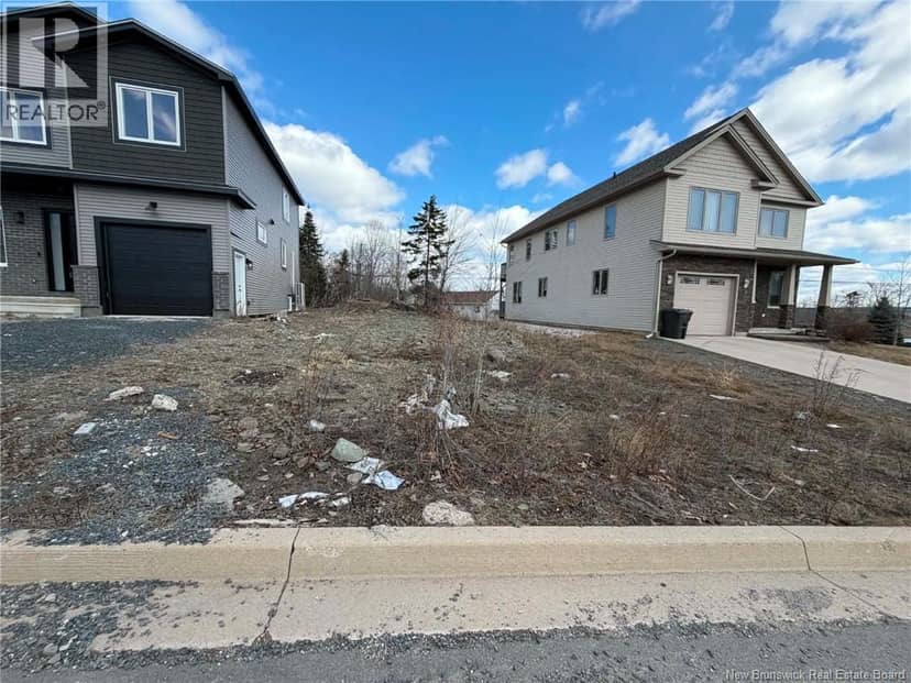 12 Weavers Way — photo 4 of 5
