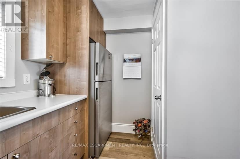 144 Ottawa Street S — photo 4 of 28