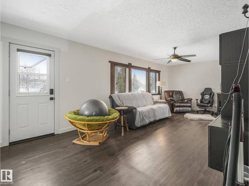7607 70 AV NW — photo 12 of 38