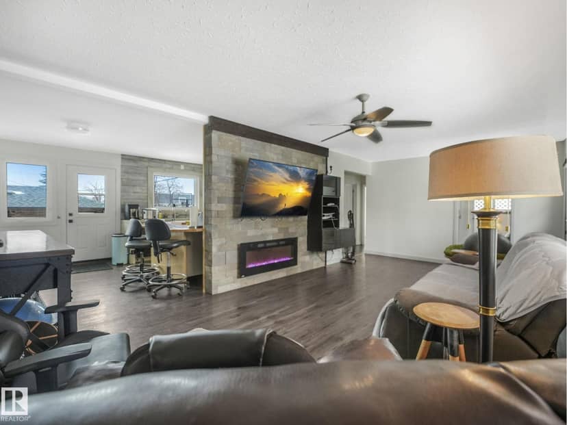 7607 70 AV NW — photo 13 of 38