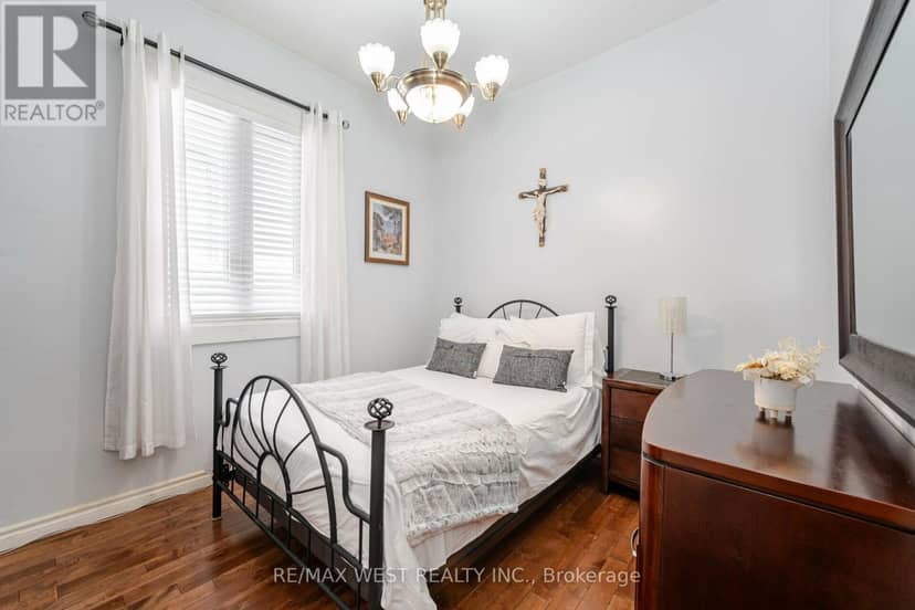 524 Salem Avenue N — photo 17 of 36