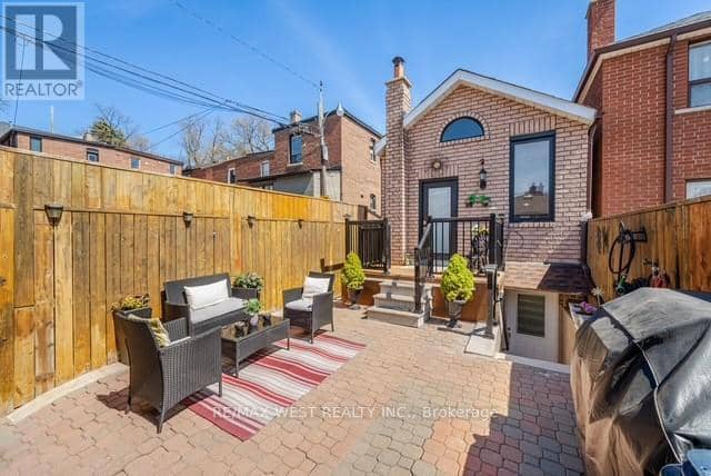 524 Salem Avenue N — photo 4 of 36