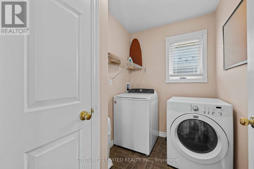385 Bianco Crescent — photo 11 of 25