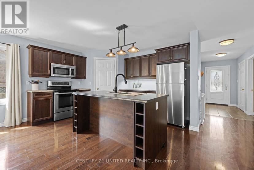 385 Bianco Crescent — photo 4 of 25
