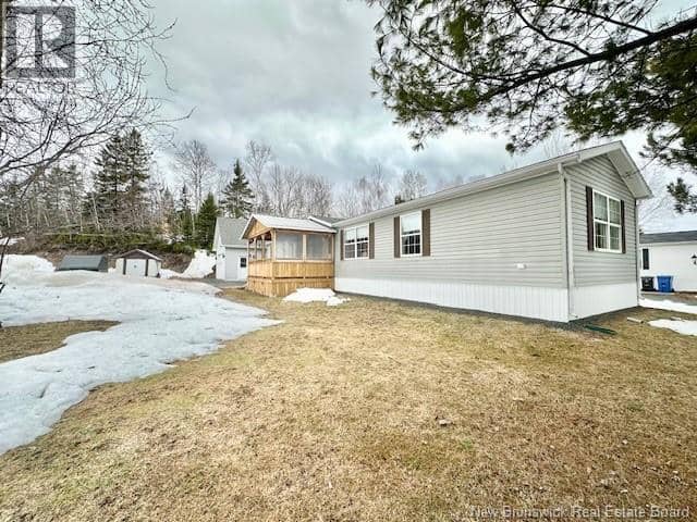 61 Maple Green Crescent — photo 2 of 11