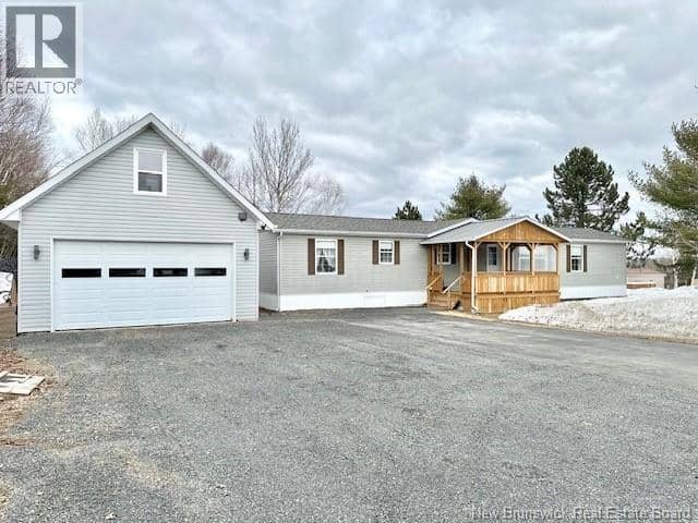 61 Maple Green Crescent — photo 1 of 11