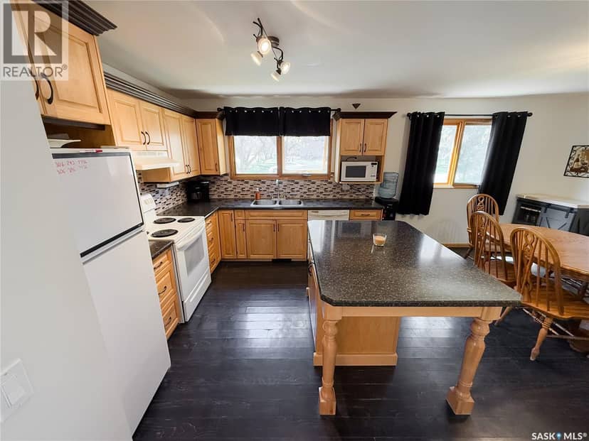 208 1st STREET E, Climax, photo 7