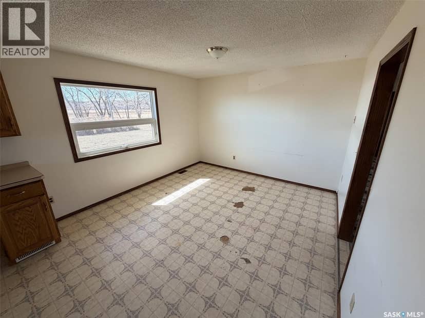 Eastend Wills Acreage — photo 11 of 40