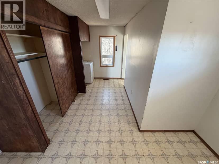 Eastend Wills Acreage — photo 4 of 40