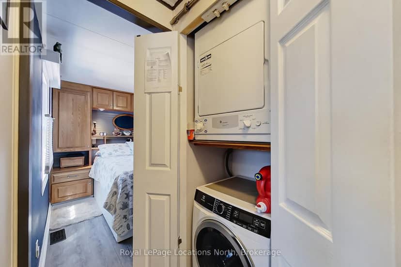 18 Prince Charles Avenue — photo 17 of 40