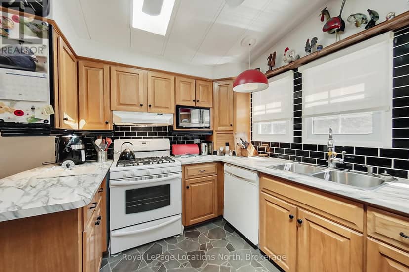 18 Prince Charles Avenue — photo 21 of 40
