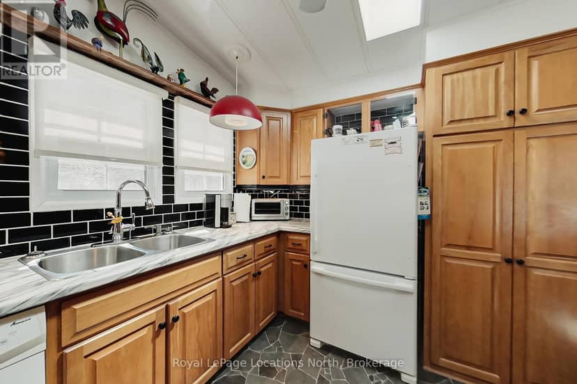 18 Prince Charles Avenue — photo 23 of 40