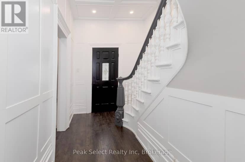382 Queen Street E — photo 9 of 40