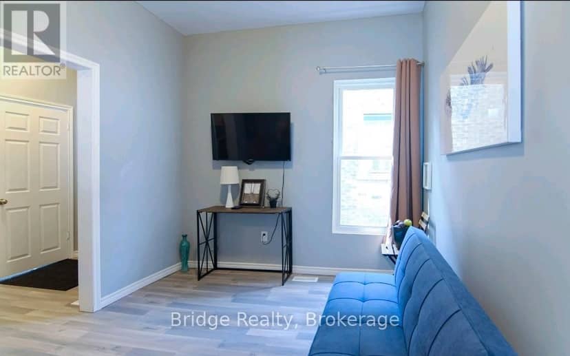 144 Adelaide Street N — photo 23 of 28