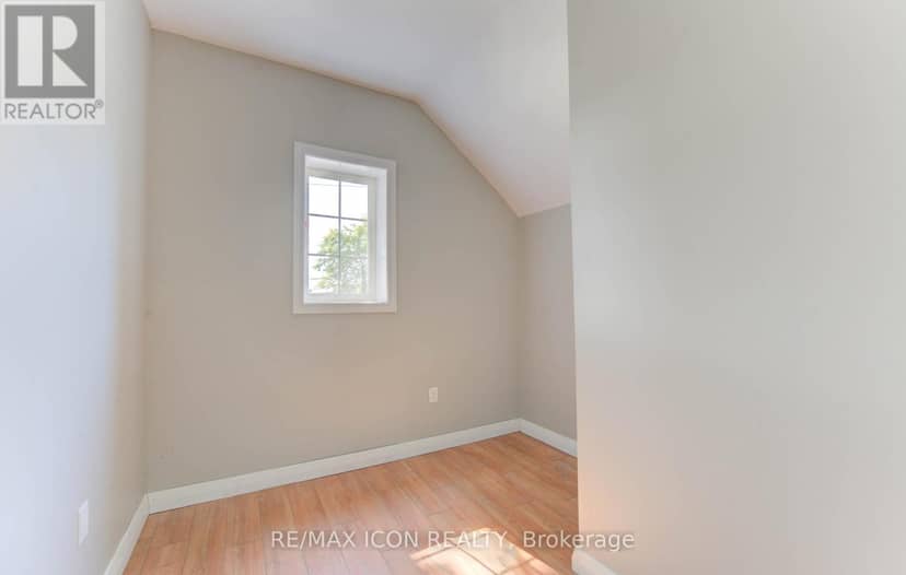 138 Courtland Avenue E — photo 18 of 33