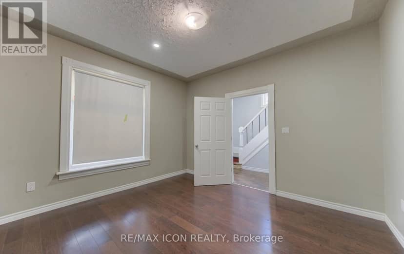 138 Courtland Avenue E — photo 4 of 33