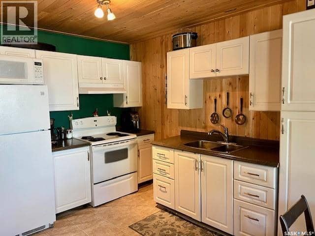 Cabin 94 at Clearwater Regional Park, Lacadena Rm No. 228, photo 5