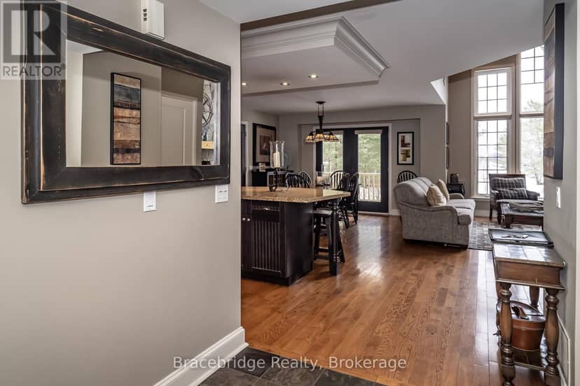 Carling 10 W3 - 3876 Muskoka Rd 118 Highway W, Muskoka Lakes, photo 2