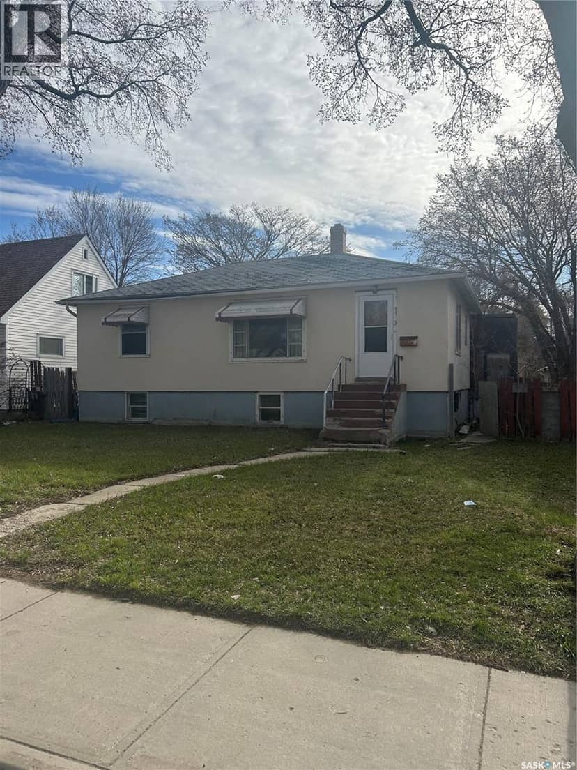 1133 Elphinstone STREET — photo 1 of 10