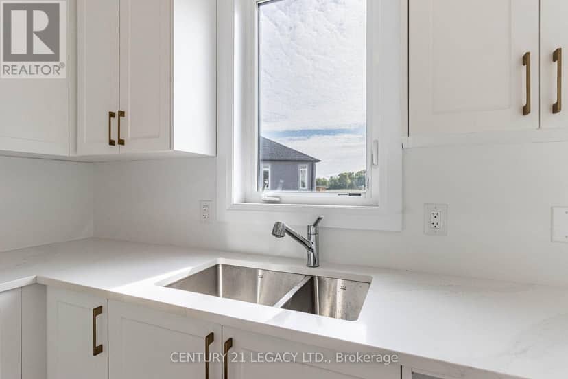 30 Union Boulevard — photo 9 of 35