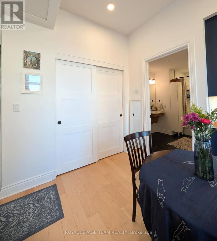 304 - 101 Pinhey Street — photo 3 of 23