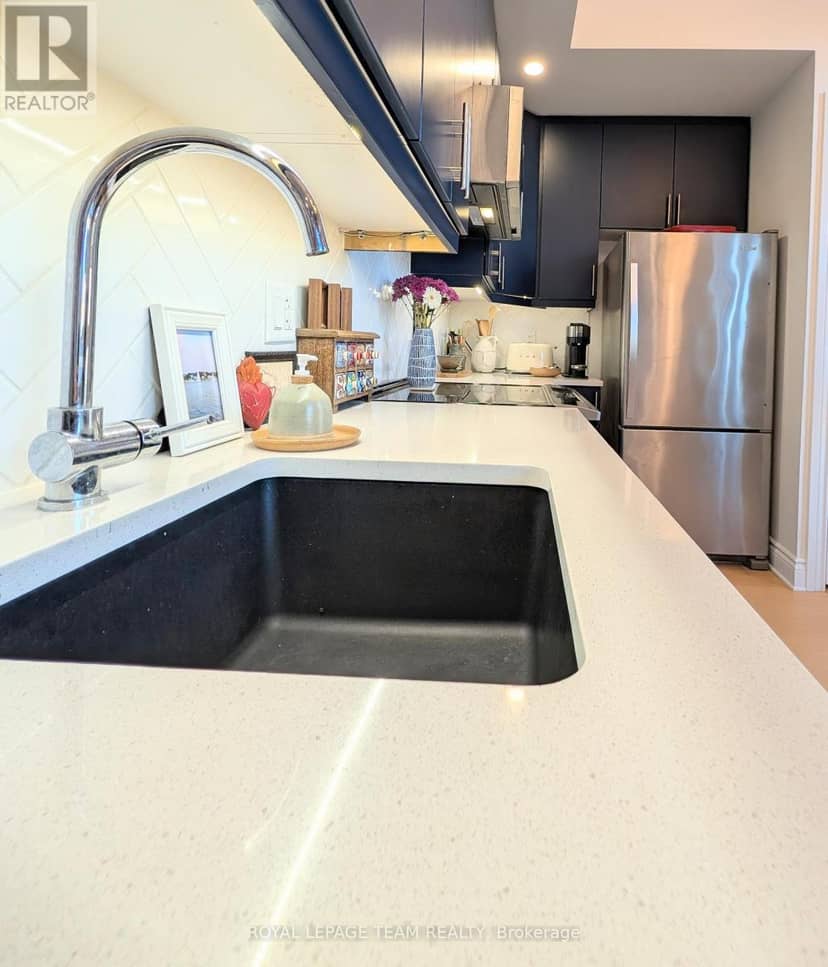 304 - 101 Pinhey Street — photo 6 of 23