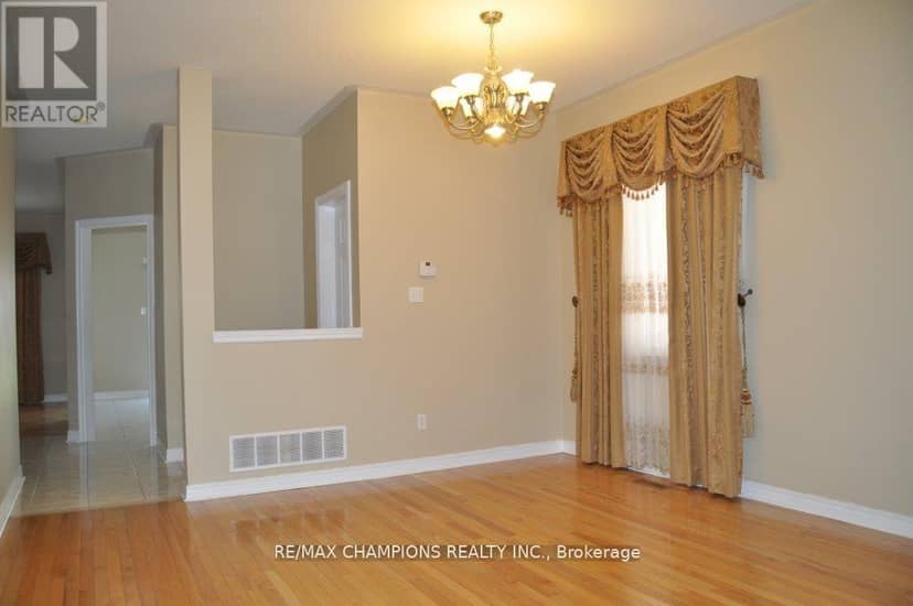 104 Masters Green Crescent — photo 3 of 21