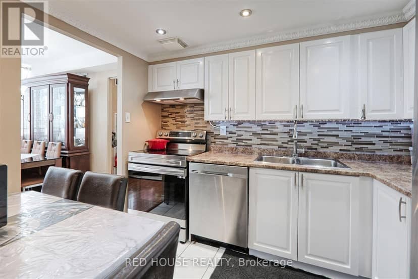 705 - 3590 Kaneff Crescent — photo 15 of 39