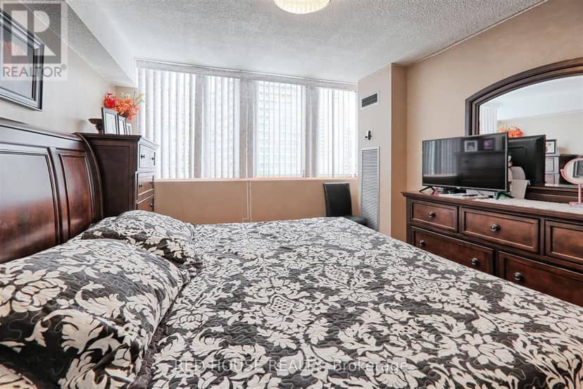 705 - 3590 Kaneff Crescent — photo 18 of 39
