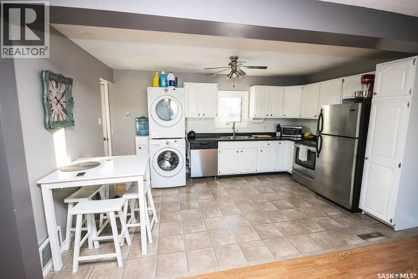 646 Albert STREET — photo 9 of 35