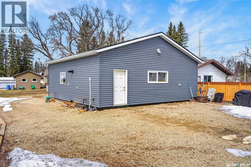 209 Albert AVENUE S — photo 10 of 40