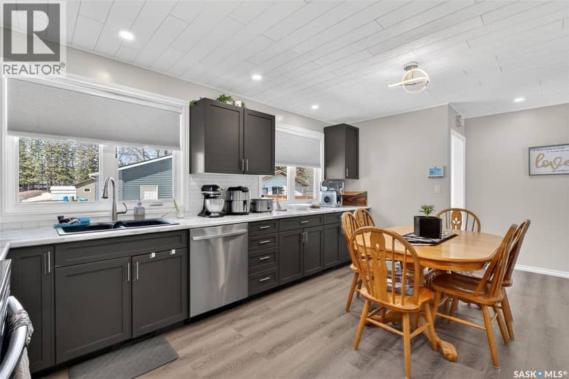 209 Albert AVENUE S — photo 23 of 40